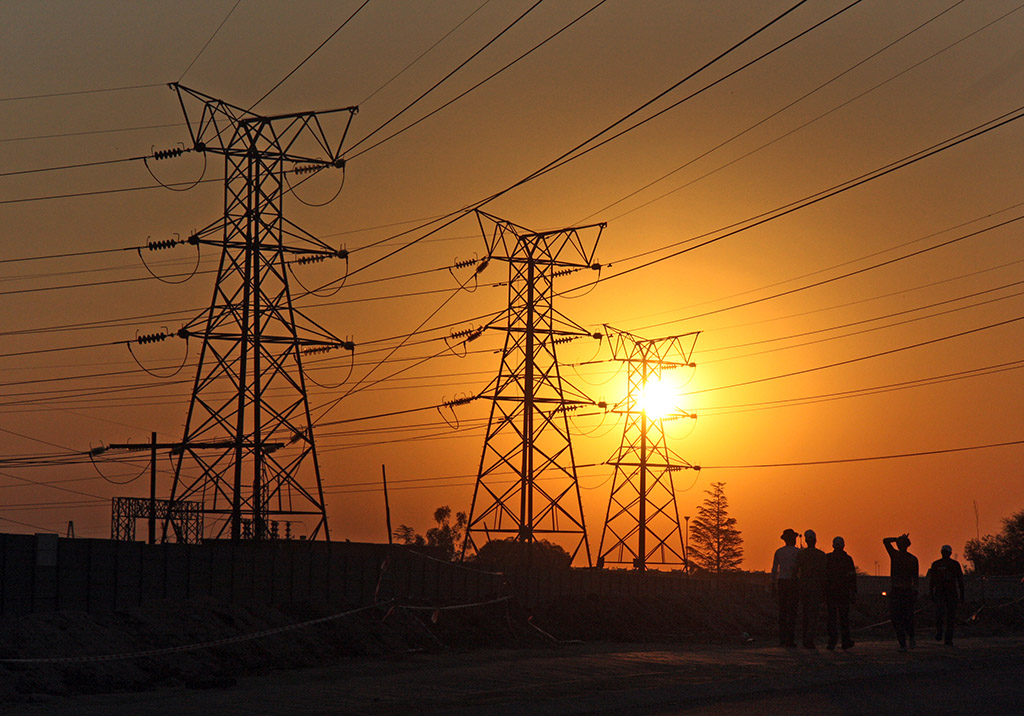 Soweto - coming home from work - photo by ilan ossendryver